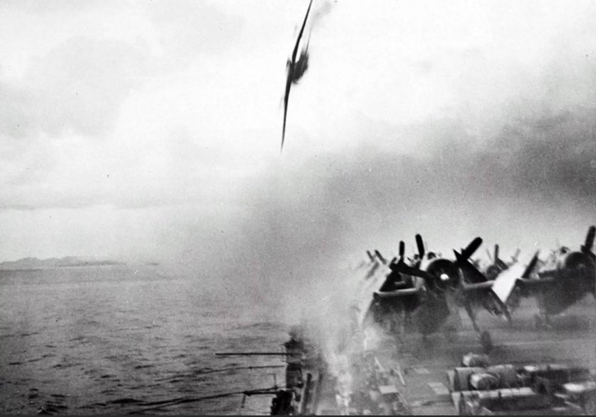 Атака камикадзе на авианосец