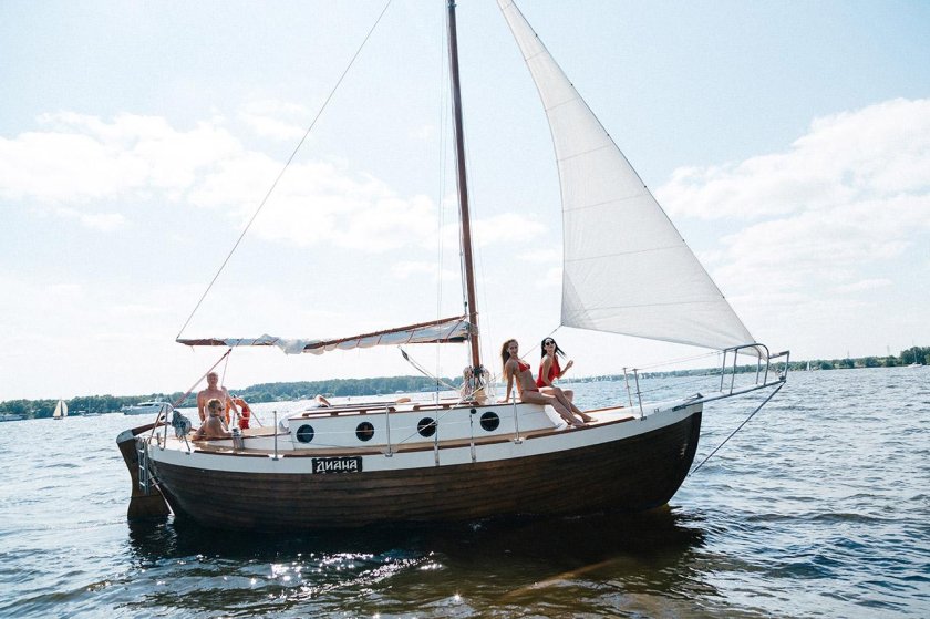 Парусно-моторная яхта