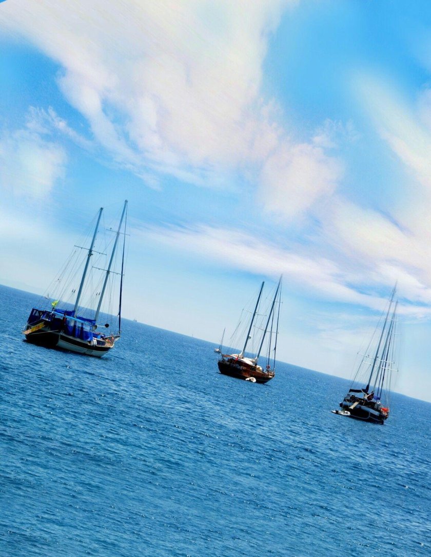 Яхта в море