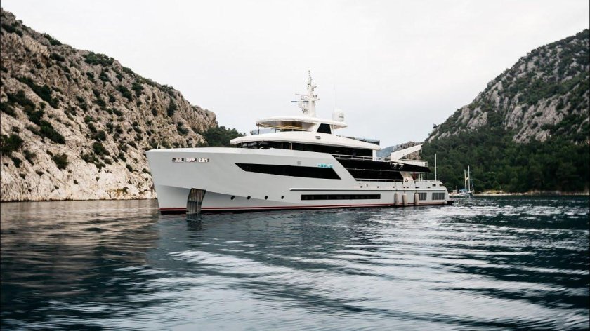 Яхта Беринг 145