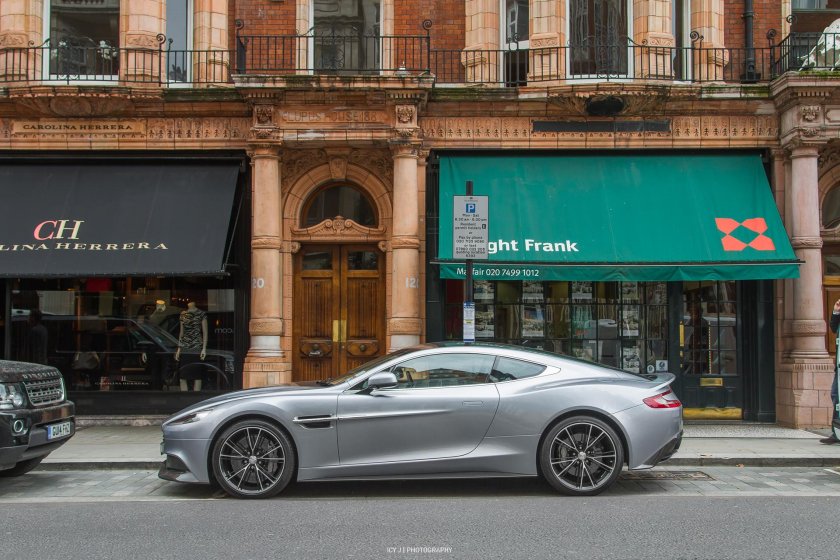 Астон Мартин в Лондоне