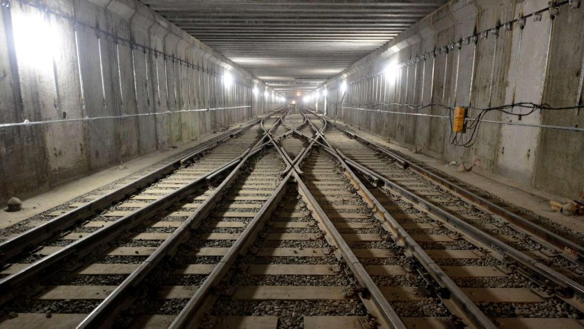 Рельсы метро