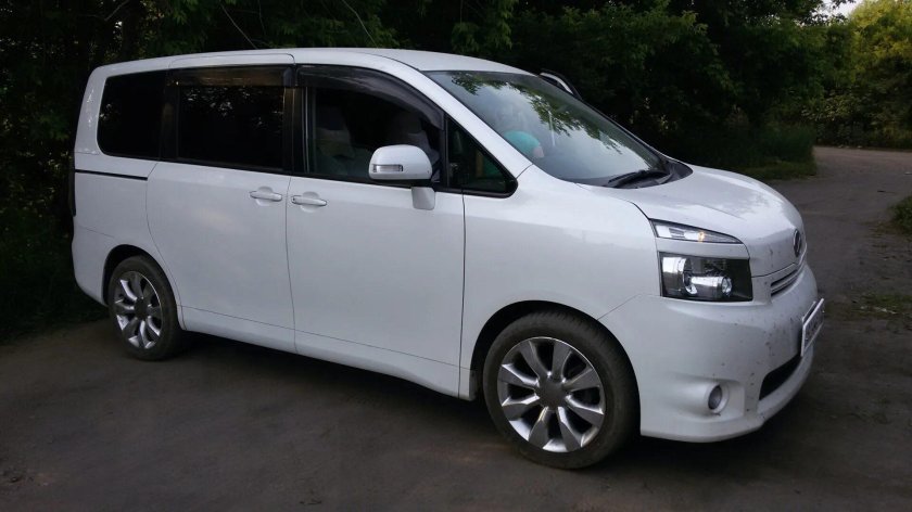 Тойота Вокси 2008