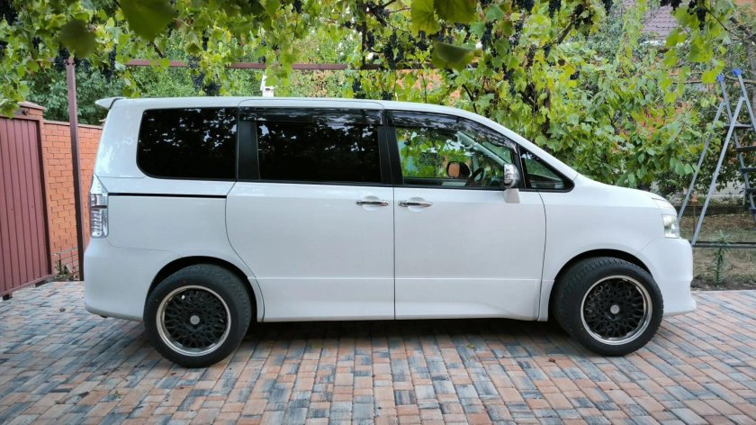 Тойота вокси 2010