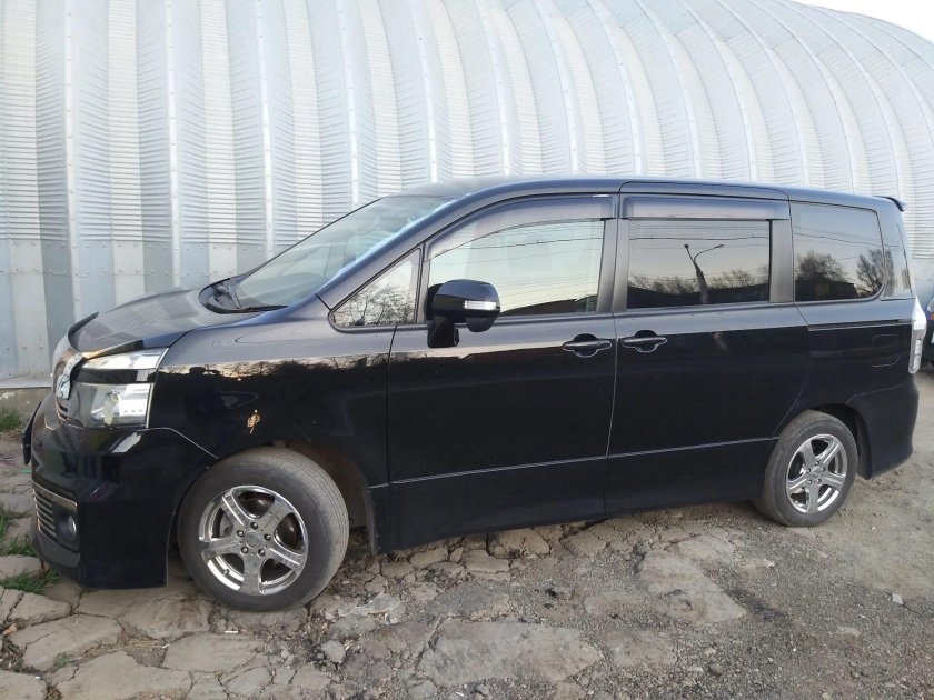 Тойота Вокси 2002