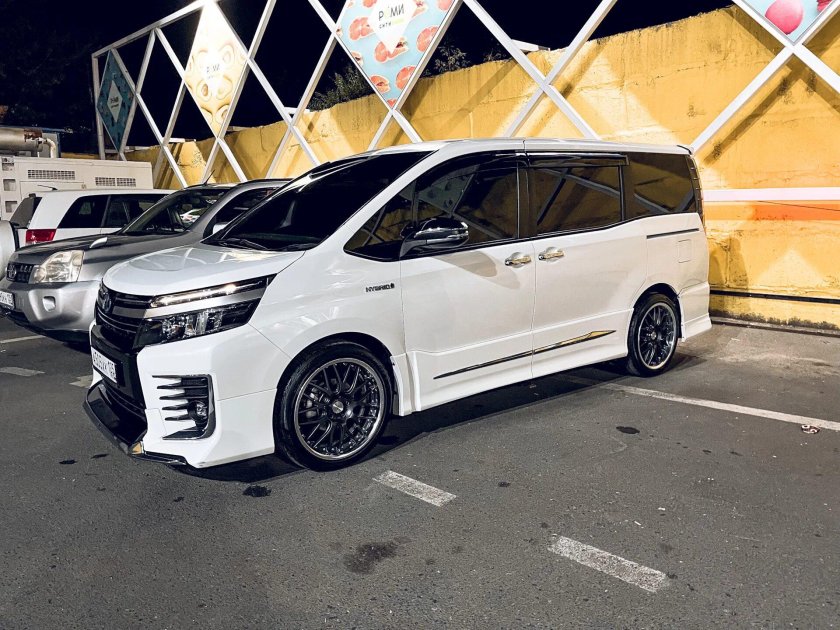 Тойота вокси 2015