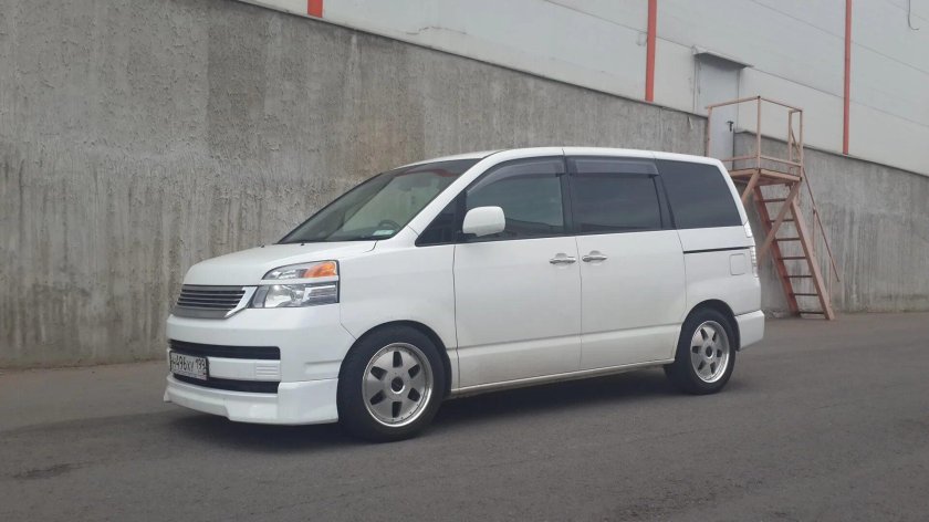 Тойота Вокси 2002