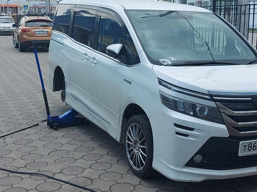 Тойота Вокси 2015