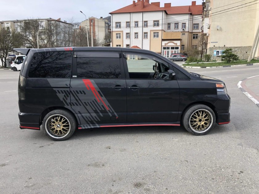 Toyota Voxy azr60 колёса r17