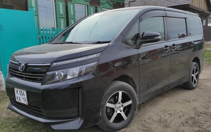 Toyota Voxy на 16 колесах