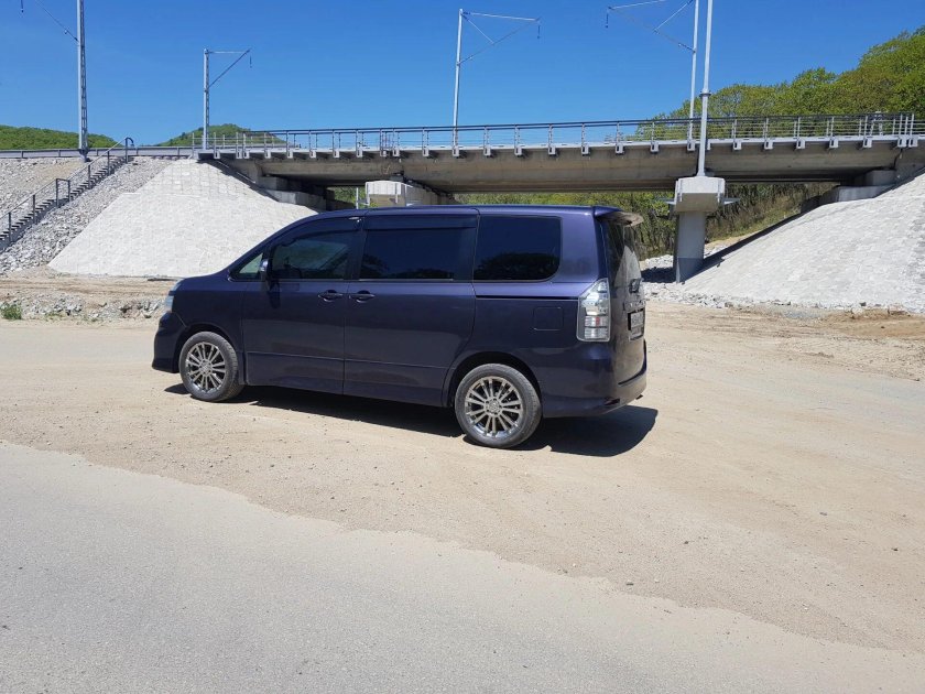 Toyota Voxy на 17 колесах