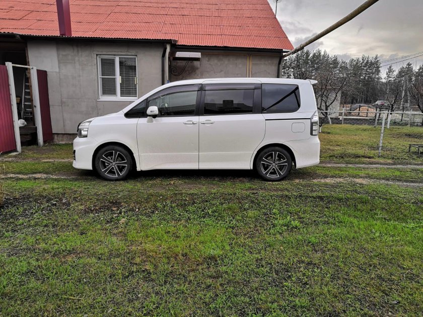 Тойота Вокси 2013