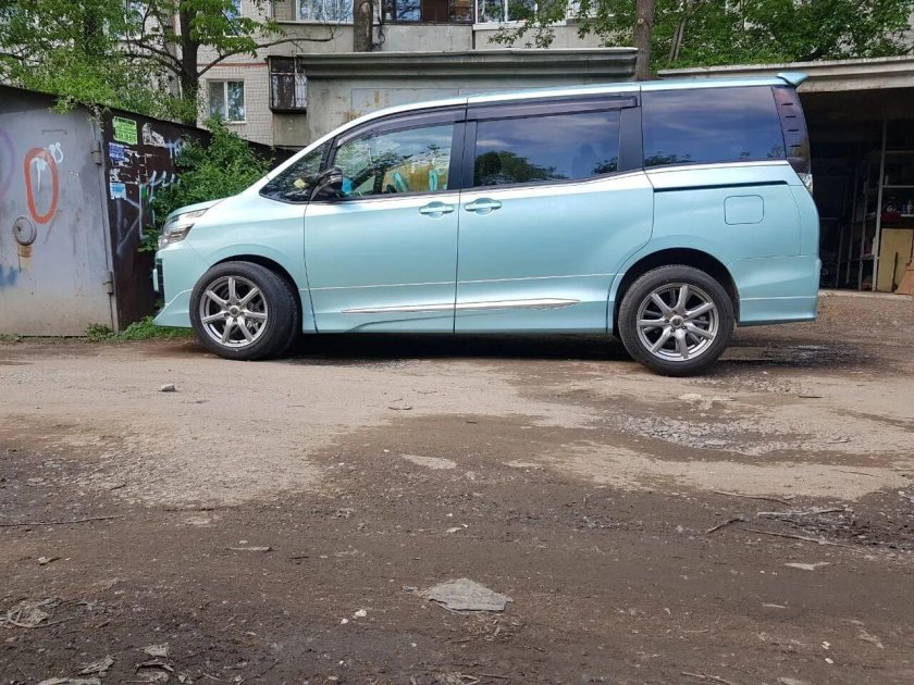 Toyota Voxy на 17 колесах