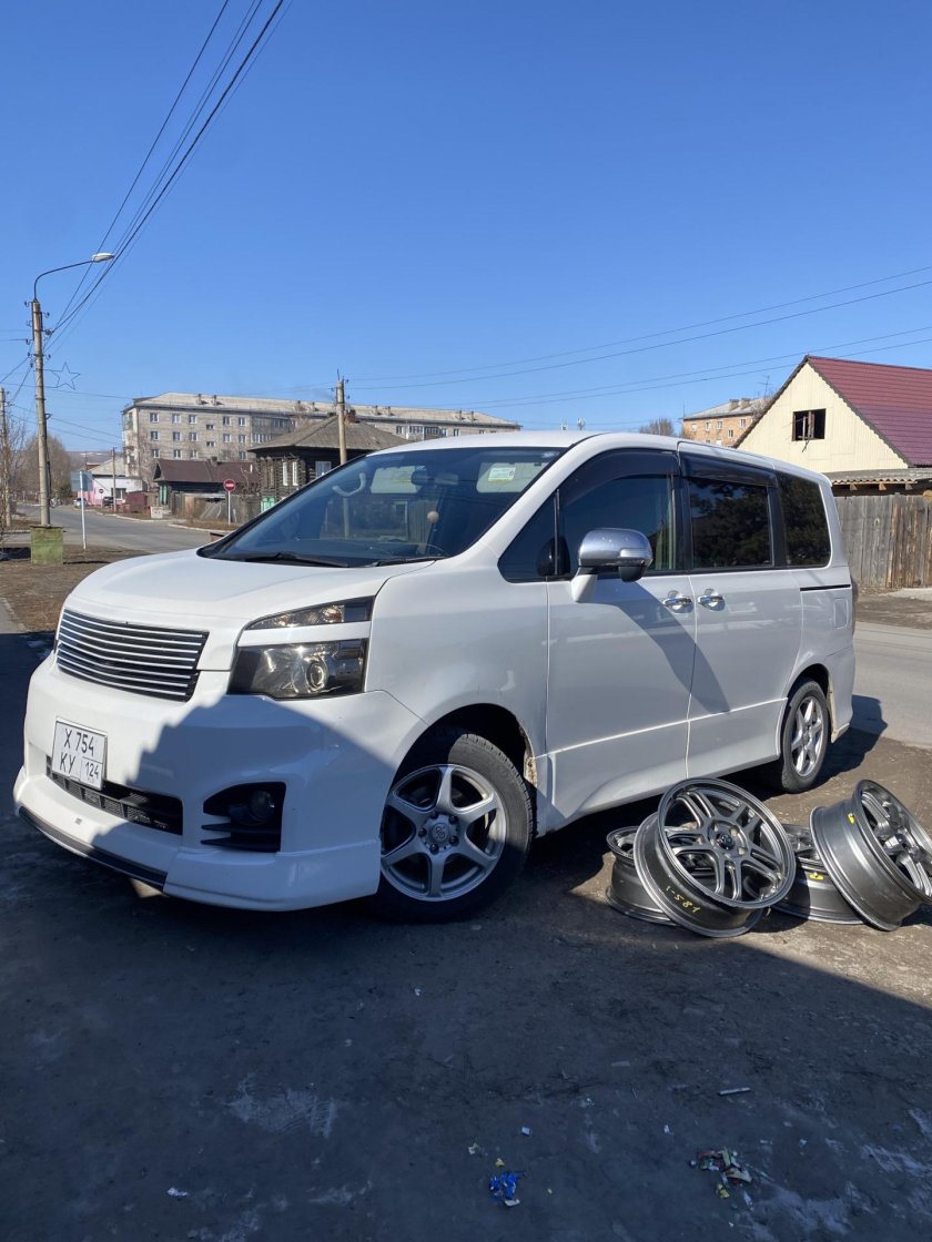 Тойота Вокси 2011 года