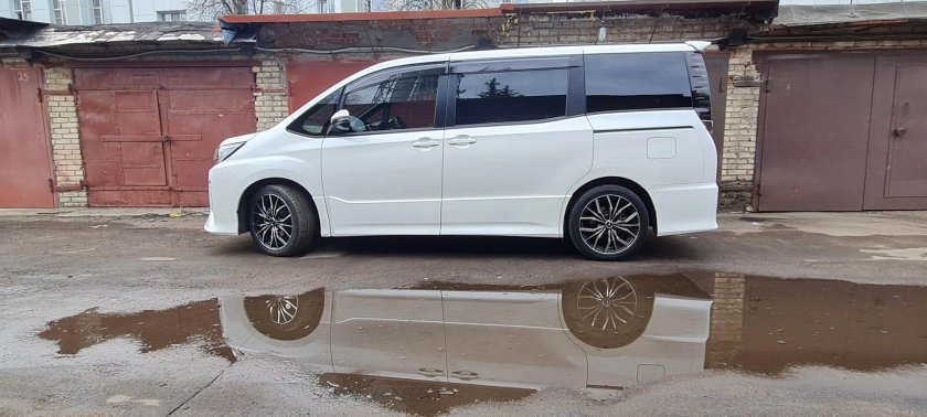 Toyota Noah на 17 колесах