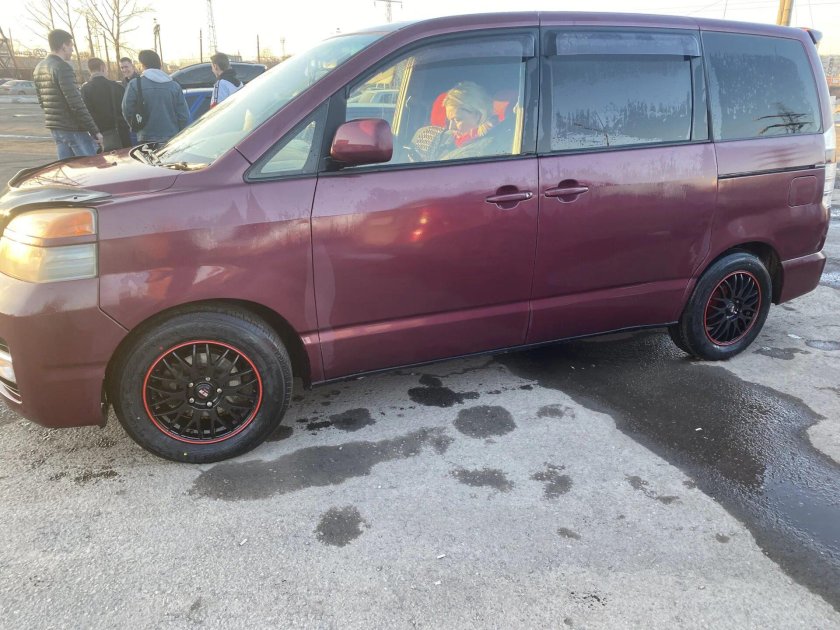 Toyota Voxy на 16 колесах