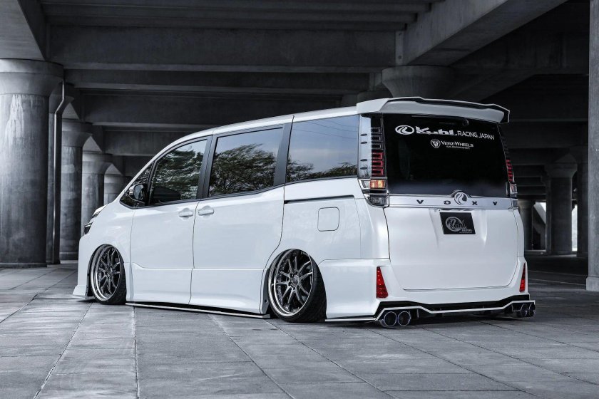 Тойота Вокси 2019