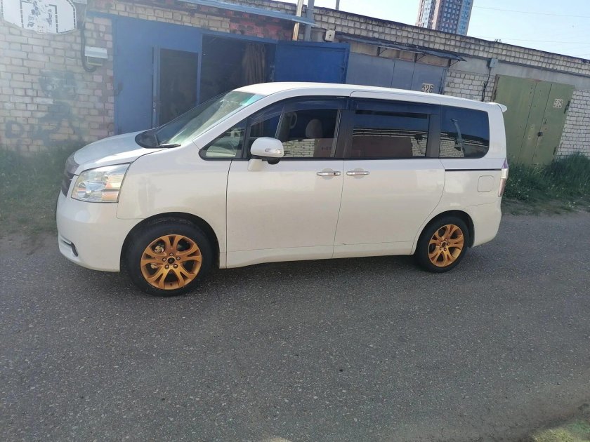 Toyota noah 2008