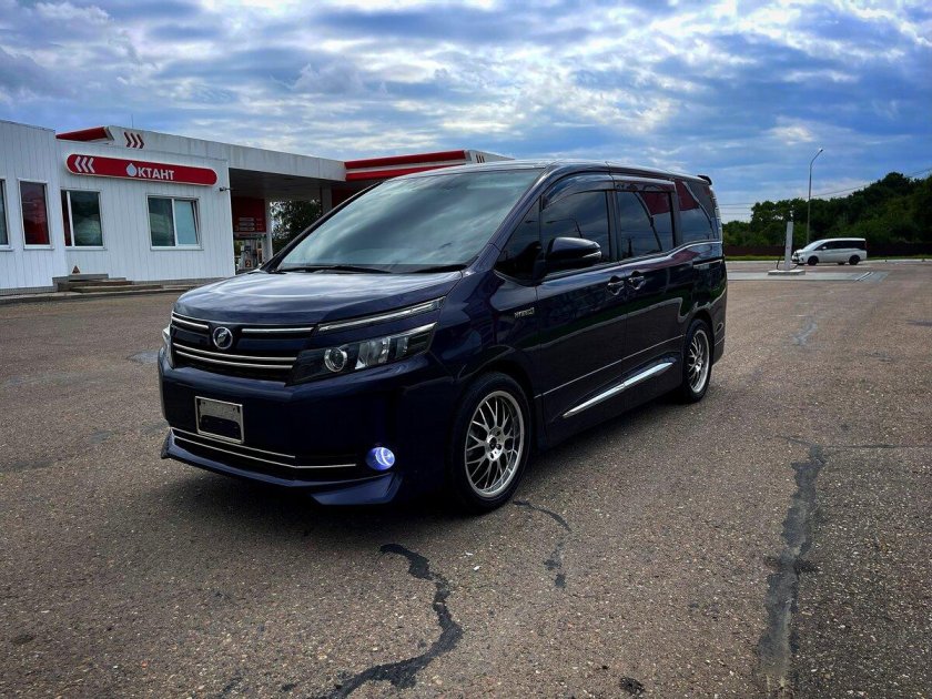 Тойота Вокси 2015