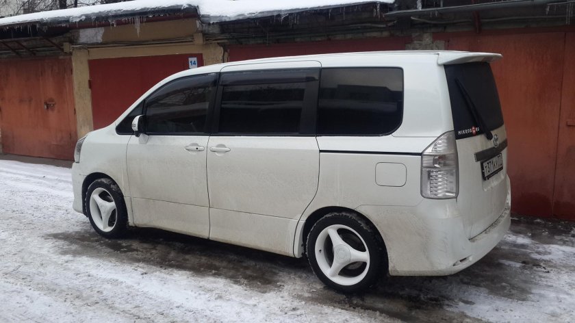 Toyota Voxy Noah r17