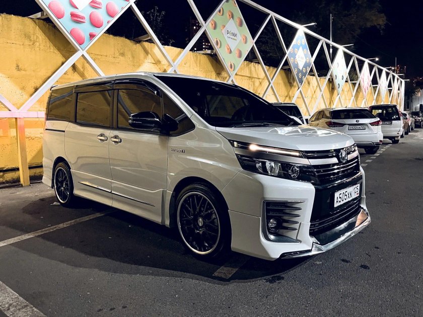 Тойота Вокси 2015