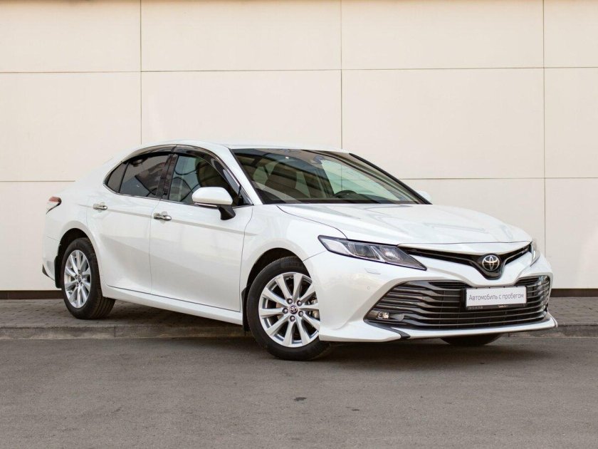 Тойота Камри 2019 белая