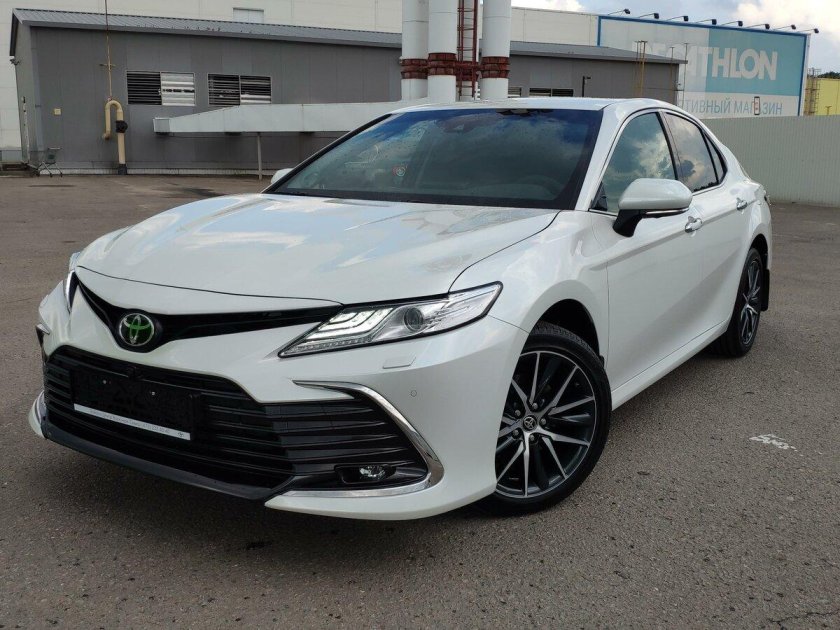 Toyota Camry 2021 белая