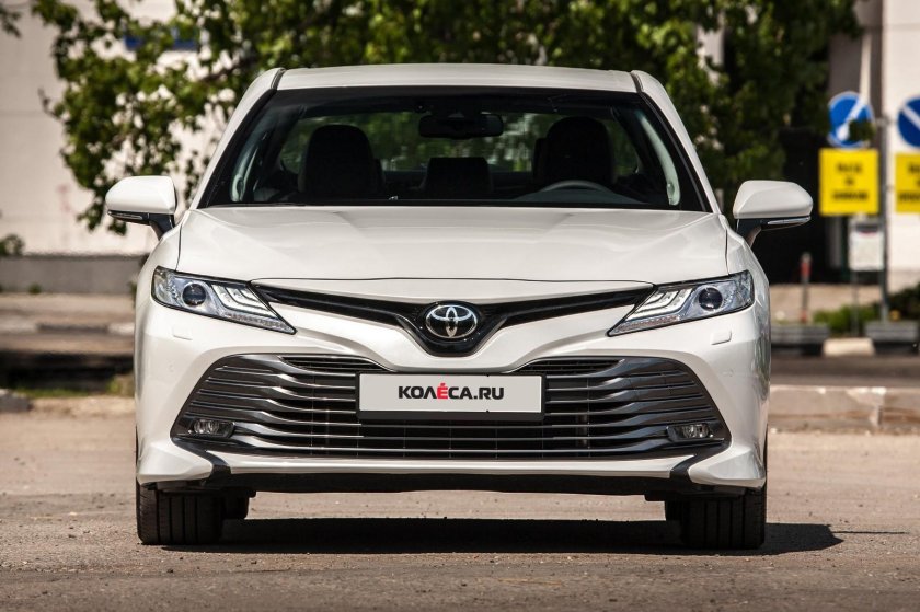 Toyota Camry 2017 белая
