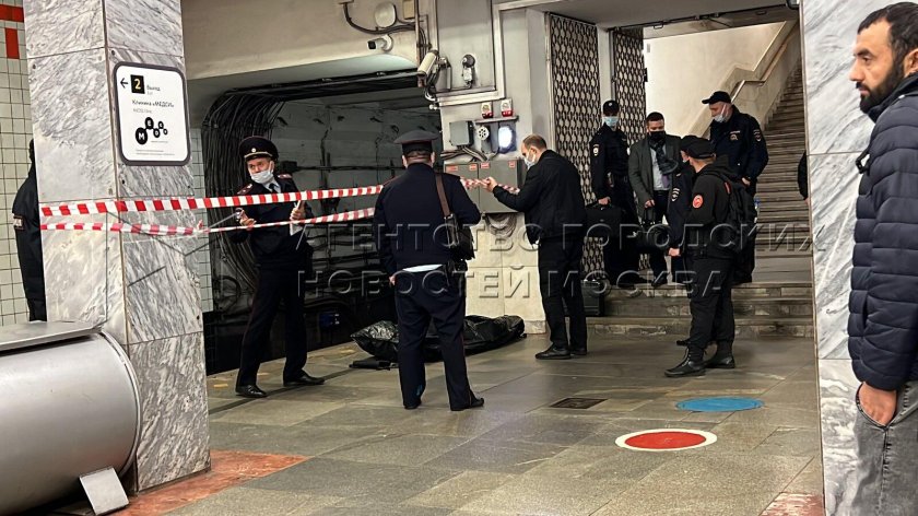 Женщина упала на рельсы в метро на Рязанском проспекте