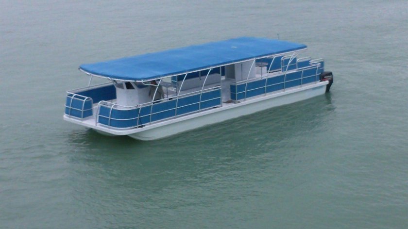 Речной катер хаусбот