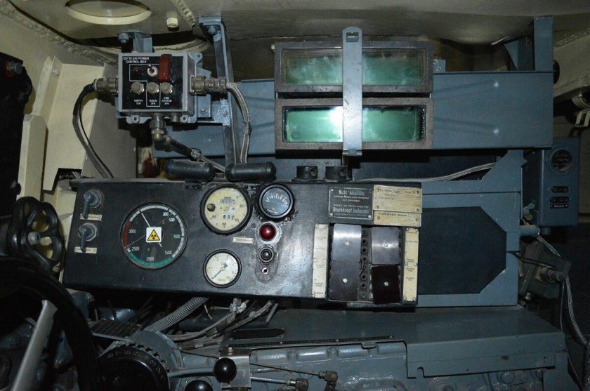 Внутри танка тигр