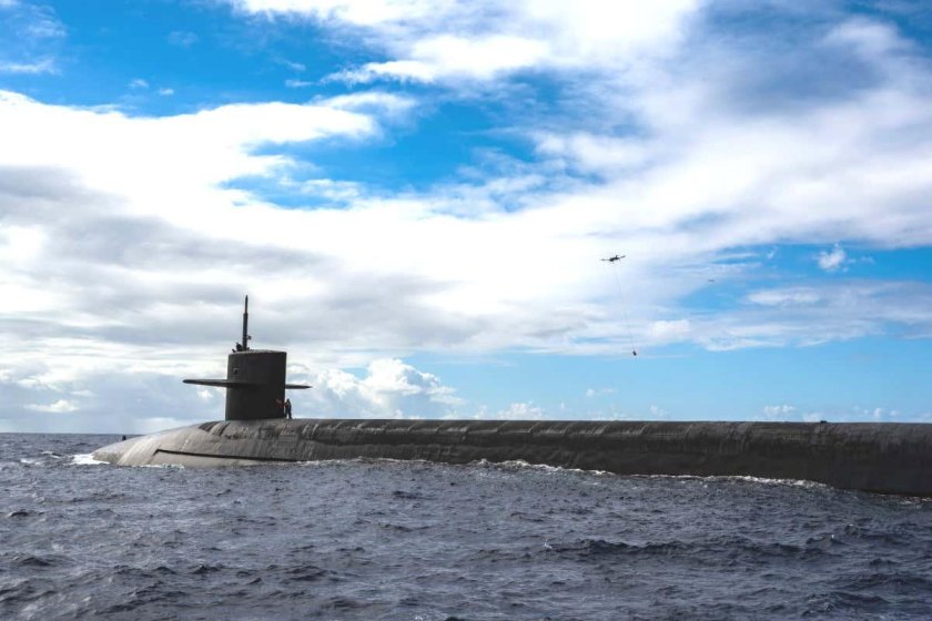 Подводная лодка в тихом океане