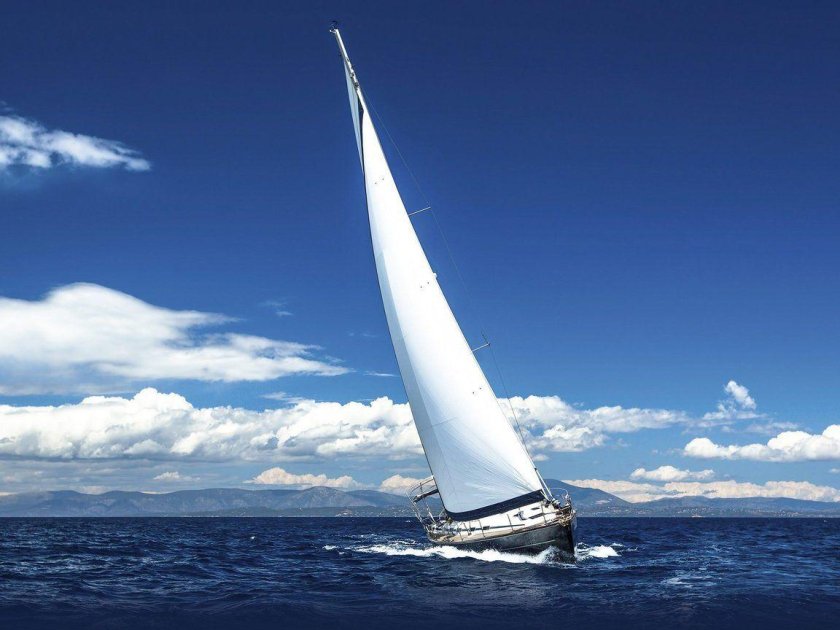 Яхта с парусами