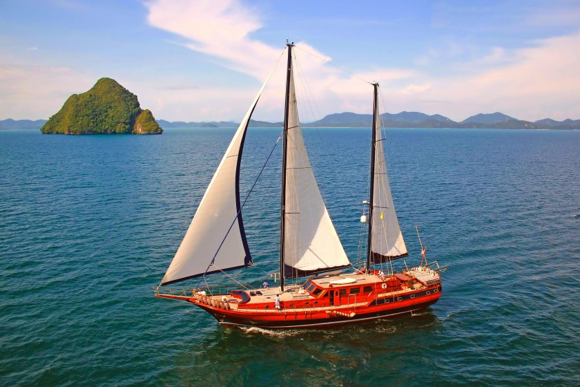 Парусная яхта Финикия