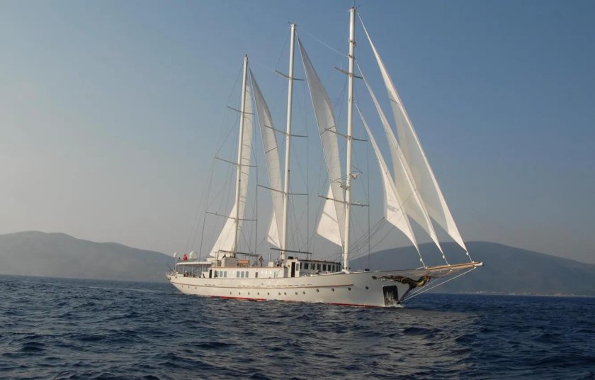 Парусная яхта шхуна