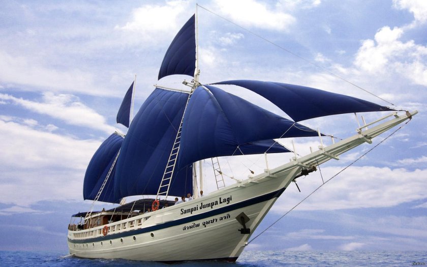 Парусная яхта Финикия