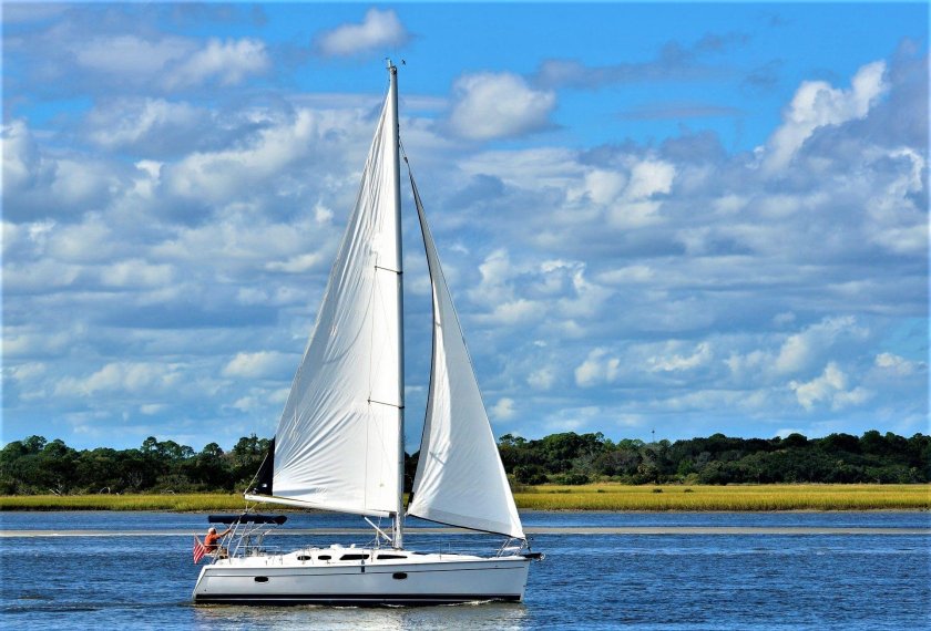 Парусная яхта швертбот