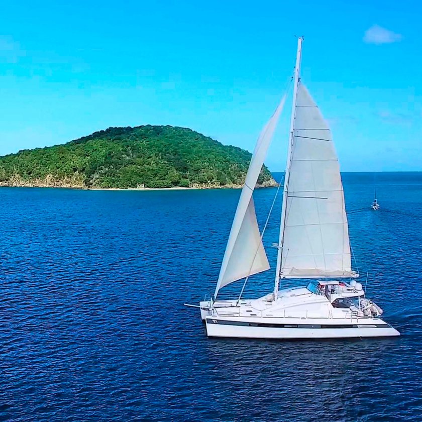 Парусная яхта катамаран