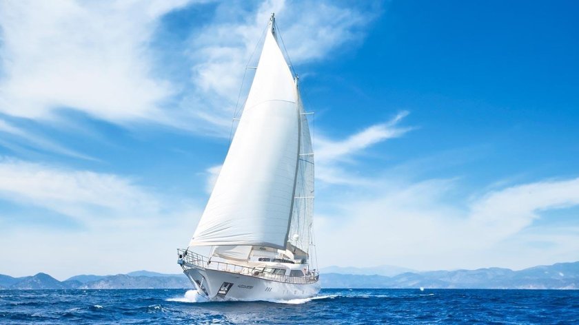 Парусная яхта в море