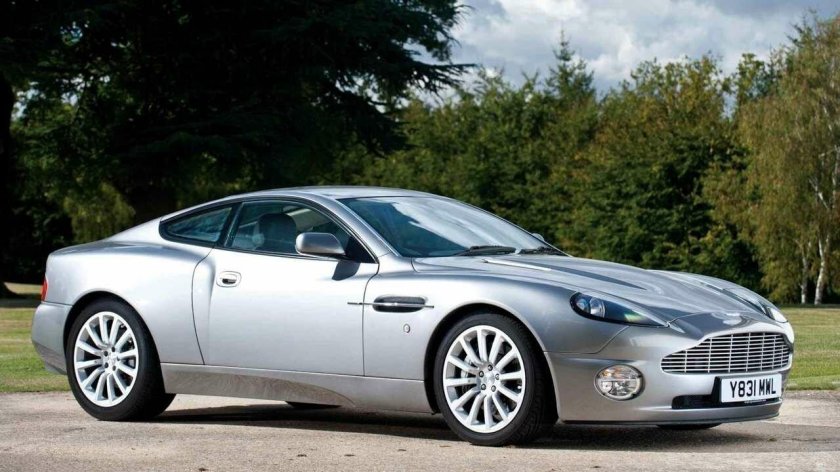 Астон Мартин 2001