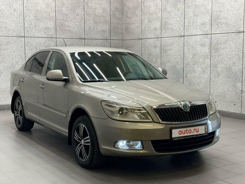 Бежевая Шкода Октавия 2006