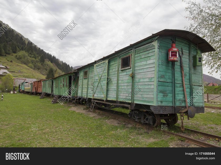 Крытый узкоколейный грузовой вагон