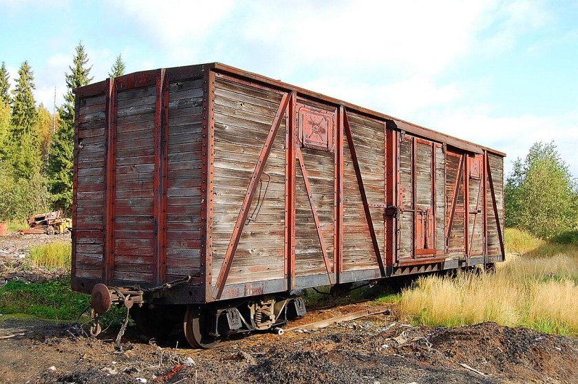 Крытый узкоколейный грузовой вагон