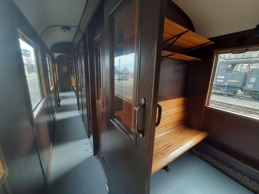 Узкоколейный купейный вагон