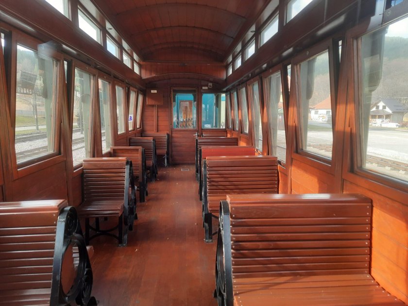 Узкоколейный купейный вагон