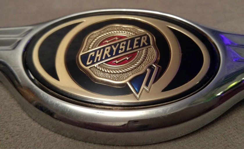 Крайслер шильдик