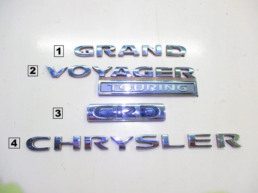 Шильдик на Крайслер Вояджер