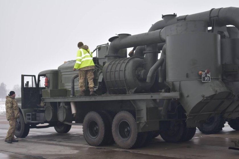 Вакуумная аэродромно-уборочная машина в-63 на базе КРАЗ