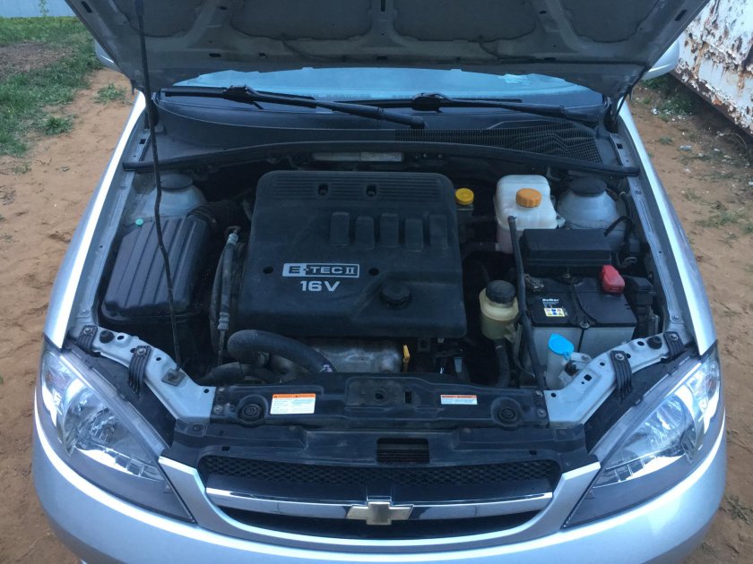 Моторный отсек Шевроле Лачетти 1.6
