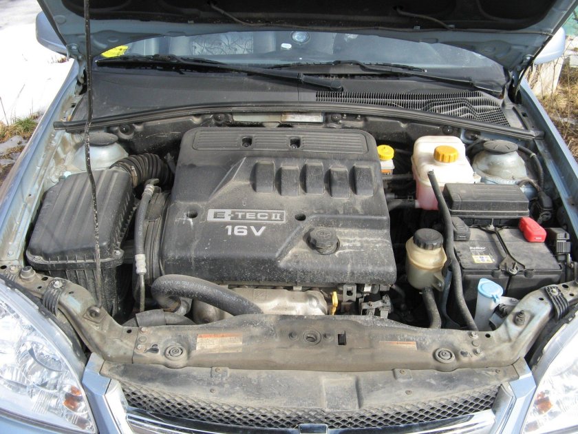 Моторный отсек Шевроле Лачетти 1.6